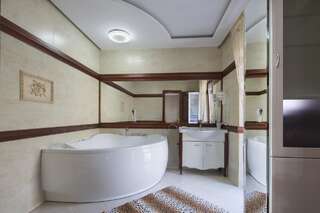 Гостевой дом Palazzo Banicevic Luxury Rooms Котор Номер с кроватью размера "king-size" и гидромассажной ванной-14